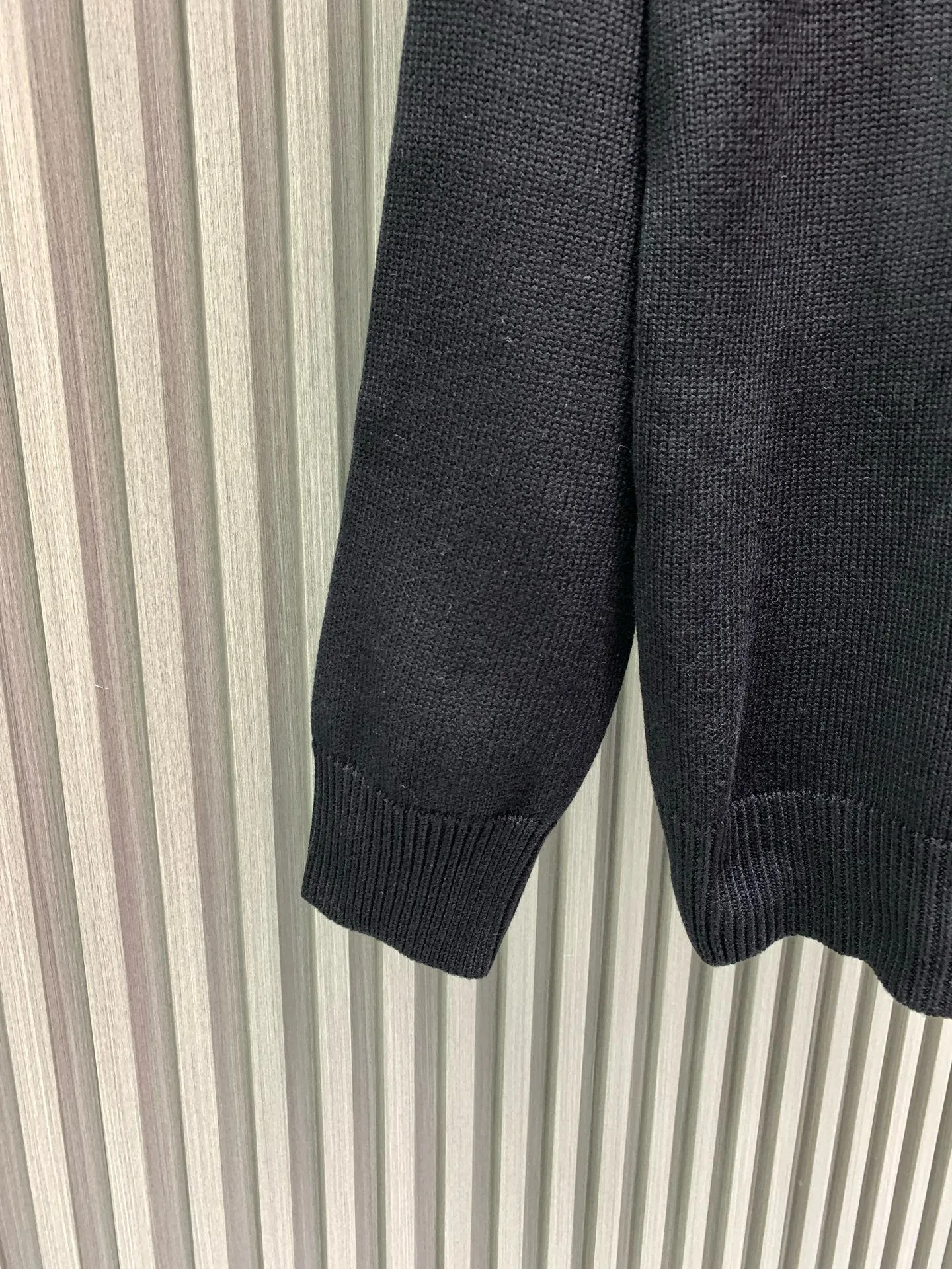 🅿️360 🀄️ Louis Vuitton Louis Vuitton Sun Beaded Woolen Pullover Official website price: 33200￥ (2315T) Purchase the original version for coloring [1:1 coloring and final dyeing] The color similarity is as high as 98%. The wool is woven with customized [70% premium goat hair]. The thermal performance of woolen wool fabric is very good due to the natural warmth of wool fiber. Woolen wool fabrics can keep you warm in the cold winter. In addition, woolen wool fabrics have good breathability and will not feel stuffy even in humid environments. Secondly, woolen wool fabrics are also very soft and comfortable. Due to the natural softness of wool fibers, woolen wool fabrics feel very soft and comfortable to wear. In addition, the texture of woolen wool fabrics is also very soft and will not irritate the skin. This hot drill is extremely heavy-duty. There are [6 sets of cannonballs of different sizes] on it, so it is particularly easy to move, so it can only be placed separately by hand. The beads are individually [manually positioned] from large to small, and finally they are bonded and drilled. The process is extremely complicated and cumbersome. The material used for the beads is very strong and the hard buckles will not fall off. The quality is very high.